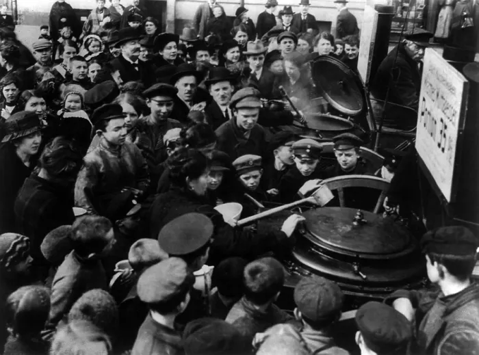 Framed Print : German civilians crowding around soup pots in Berlin during WW1 in 1916 Framed Print : German civilians crowding around soup pots in Berlin during WW1 in 1916