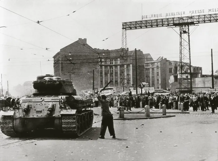 Framed Print : German Democratic Republic. Uprising in East Berlin against the Soviet occupation (17 de junio de 1953). AISA / Everett Collection**US SALES ONLY**