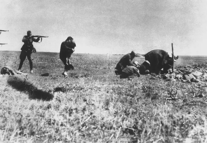 Framed Print : German Einsatzgruppen executing Jews of Kiev near Ivangorod, Ukraine. Photo was intercepted by a postal worker who was a member of the Polish resistance during World War 2 Framed Print : German Einsatzgruppen executing Jews of Kiev near Ivangorod, Ukraine. Photo was intercepted by a postal worker who was a member of the Polish resistance during World War 2