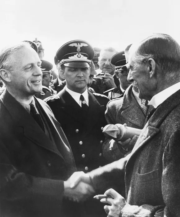 Framed Print : German Foreign Minister Von Rippentrop (left) shakes hands with Neville Chamberlain Framed Print : German Foreign Minister Von Rippentrop (left) shakes hands with Neville Chamberlain