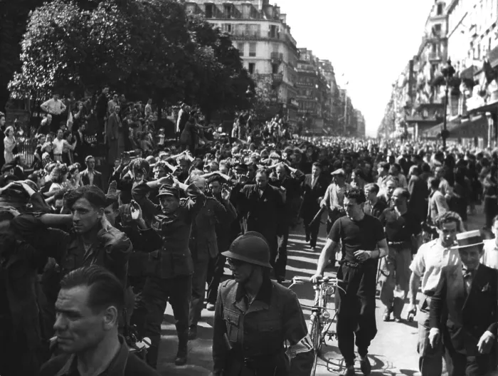 Framed Print : German prisoners of war marched through the streets of Paris. August 25, 1944, during World War 2. (BSLOC_2013_14_286) Framed Print : German prisoners of war marched through the streets of Paris. August 25, 1944, during World War 2. (BSLOC_2013_14_286)