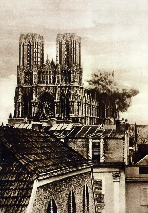 Framed Print : German shell bursting on Rheims Cathedral in WW1. Sept. 20, 1914