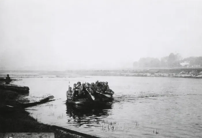 Framed Print : German soldiers crossing the Dnieper River in a small boat Framed Print : German soldiers crossing the Dnieper River in a small boat