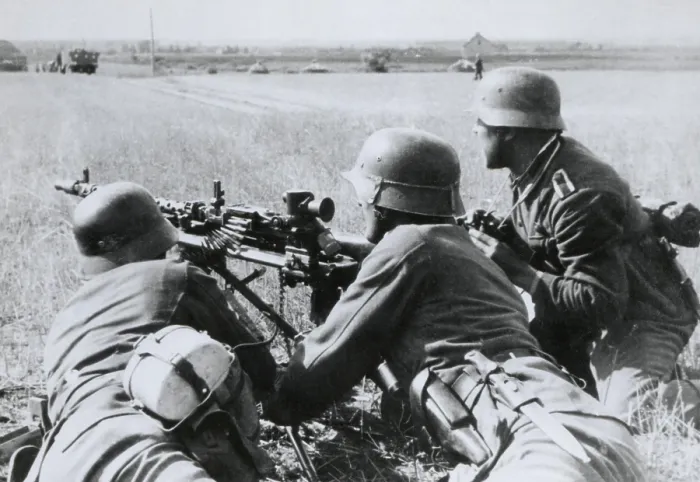 Framed Print : German soldiers fire a machine gun during the Nazi invasion of the Soviet Union (Russia). Summer 1941, during World War 2. (BSLOC_2014_8_15) Framed Print : German soldiers fire a machine gun during the Nazi invasion of the Soviet Union (Russia). Summer 1941, during World War 2. (BSLOC_2014_8_15)
