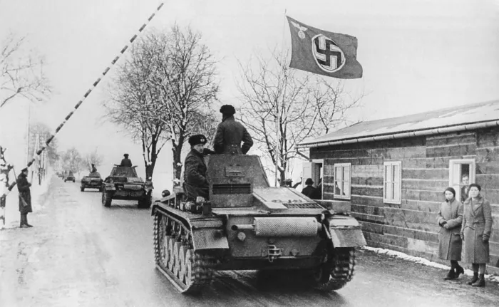 Framed Print : German troops enter Czechoslovakia at Pohrlitz, Moravia, March 15, 1939