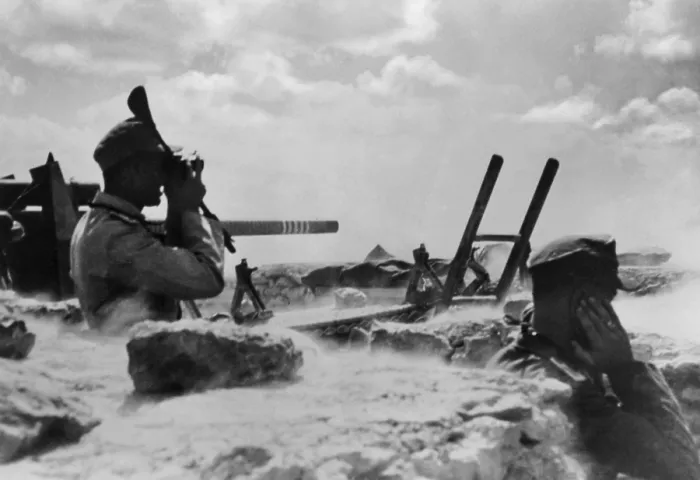 Framed Print : German troops in the North African desert during the British offensive Framed Print : German troops in the North African desert during the British offensive