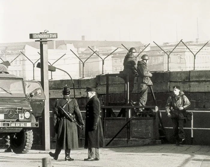 Framed Print : GERMANY. Berlin. Berlin Wall. Potsdam Square. The police of west Berlin looking the movement over the other side of the wall. AISA / Everett Collection**US SALES ONLY**