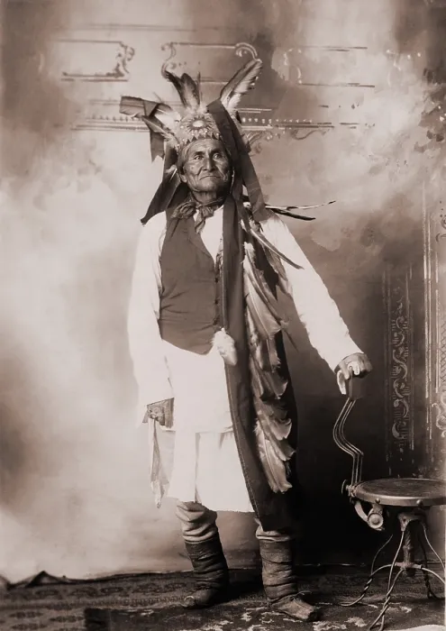 Framed Print : Geronimo (1829-1909), Chiricahua Apache warrior in Indian clothing and feathered headdress. 1906 studio portrait Framed Print : Geronimo (1829-1909), Chiricahua Apache warrior in Indian clothing and feathered headdress. 1906 studio portrait