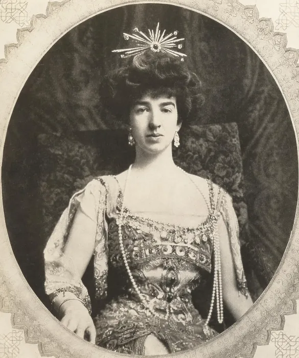 Framed Print : Gertrude Vanderbilt Whitney in 1909. She began serious work on sculpture after her 1896 marriage, winning commissions and artistic recognition Framed Print : Gertrude Vanderbilt Whitney in 1909. She began serious work on sculpture after her 1896 marriage, winning commissions and artistic recognition