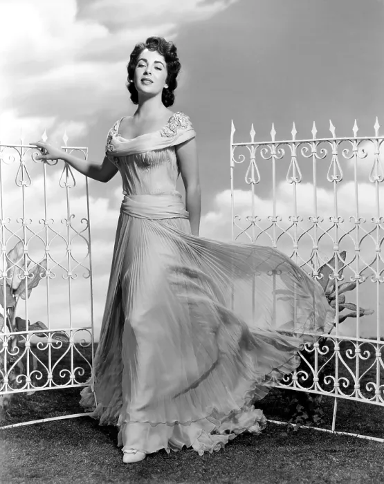 Framed Print : GIANT, Elizabeth Taylor, in a dress by Marjorie Best, 1956