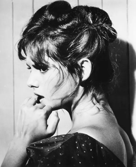 Framed Print : GIRL WITH A SUITCASE, (aka LA RAGAZZA CON LA VALIGIA), Claudia Cardinale, 1961