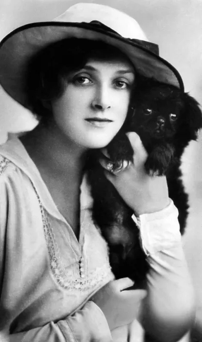 Framed Print : Gladys Cooper, postcard model, ca. 1910s