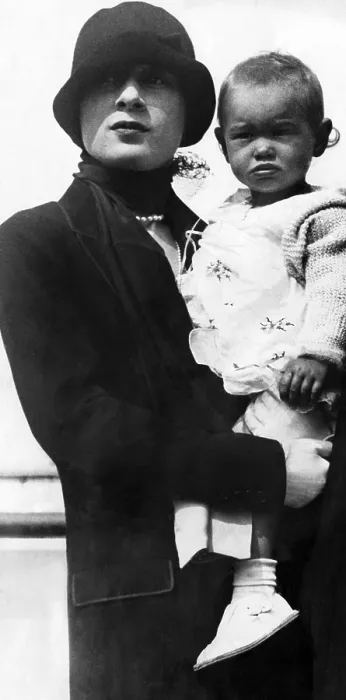 Framed Print : Gloria Morgan Vanderbilt and her two-year old daughter, Gloria Vanderbilt, circa 1926. Courtesy: CSU Archives / Everett Collection