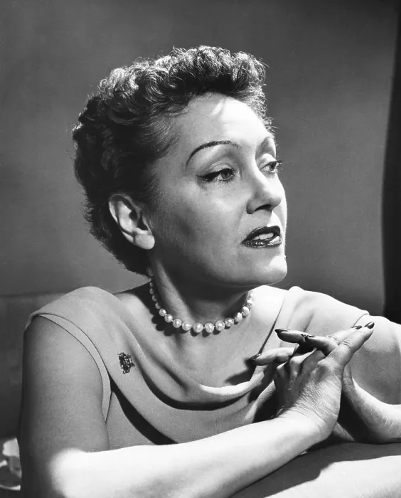 Framed Print : Gloria Swanson, 1950 Framed Print : Gloria Swanson, 1950