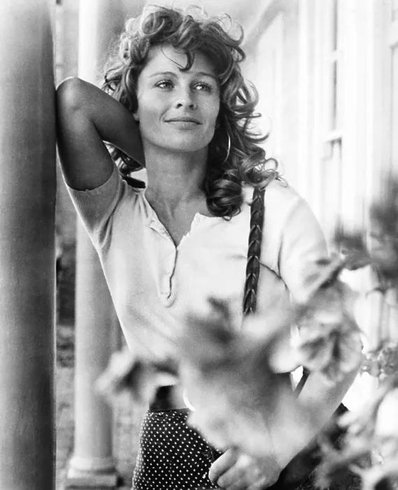 Framed Print : THE GO-BETWEEN, Julie Christie, on-set between takes, 1970