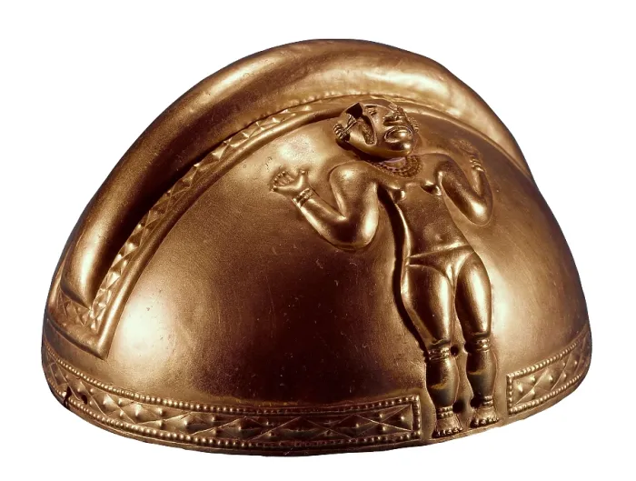Framed Print : Gold helmet. ca. 500. Quimbaya art. Jewelry. SPAIN. Madrid. America's Museum. Proc: COLOMBIA. AISA / Everett Collection**US SALES ONLY**