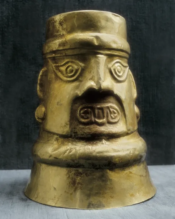 Framed Print : Golden portrait vessel. Pre-Inca civilization, Peru, 2nd century b.C. Chimu art. PERU. Lima. Peruvian Gold Museum. - CAGP / Iberfoto / Everett Collection (583146)**US SALES ONLY**
