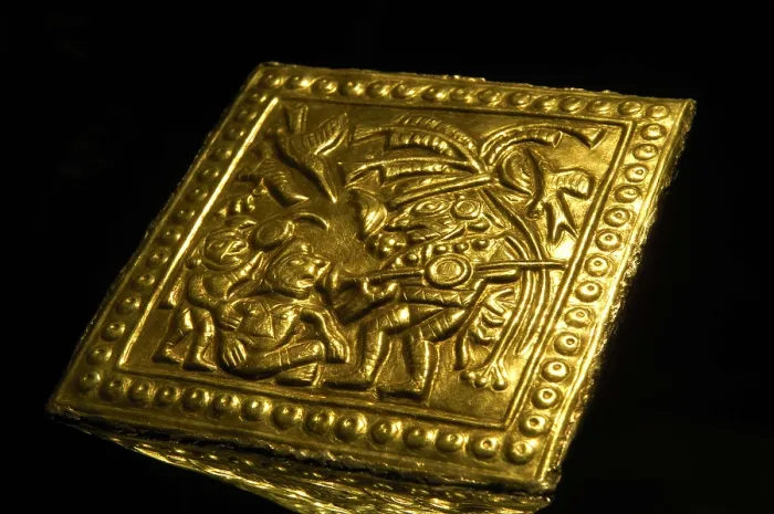 Framed Print : Golden and silver sceptre (3rd c. AD), symbol of power. Moche or Mochica Art. PERU. Sipn. Royal Tombs of Sipn Museum. AISA / Everett Collection**US SALES ONLY** Framed Print : Golden and silver sceptre (3rd c. AD), symbol of power. Moche or Mochica Art. PERU. Sipn. Royal Tombs of Sipn Museum. AISA / Everett Collection**US SALES ONLY**