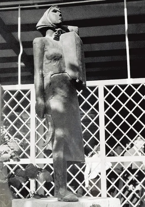 Framed Print : GONZALEZ, Julio (1876-1942). La Montserrat. 1937. Monument to Catalan woman. Photo taken by Roness-Ruan in the Spanish Pavilion in the International Exhibition of Paris 1937