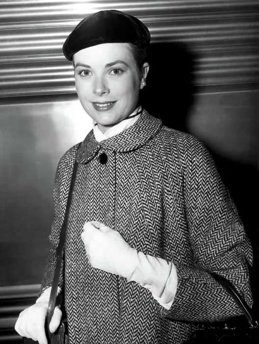 Framed Print : GRACE KELLY, in beret, arrives at Penn Station after location shooting for THE SWAN, 1955