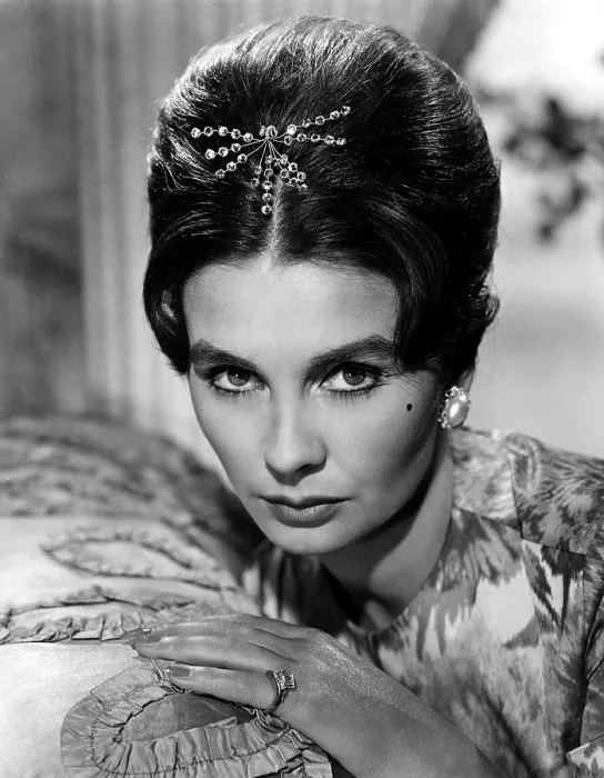 Framed Print : THE GRASS IS GREENER, Jean Simmons, 1960 Framed Print : THE GRASS IS GREENER, Jean Simmons, 1960