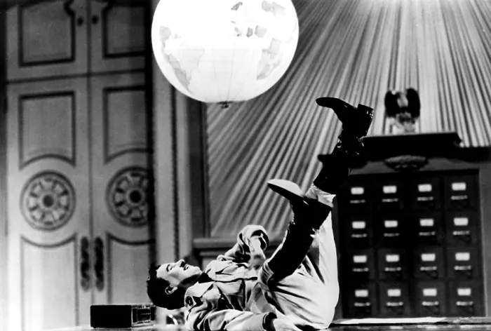 Framed Print : THE GREAT DICTATOR, Charlie Chaplin, 1940