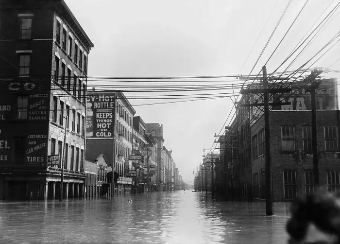 Framed Print : The Great Flood of 1913 was Ohio's greatest weather disaster of the early 20th century. Photo shows flooded warehouses Elm St. looking north, Cincinnati, Ohio Framed Print : The Great Flood of 1913 was Ohio's greatest weather disaster of the early 20th century. Photo shows flooded warehouses Elm St. looking north, Cincinnati, Ohio