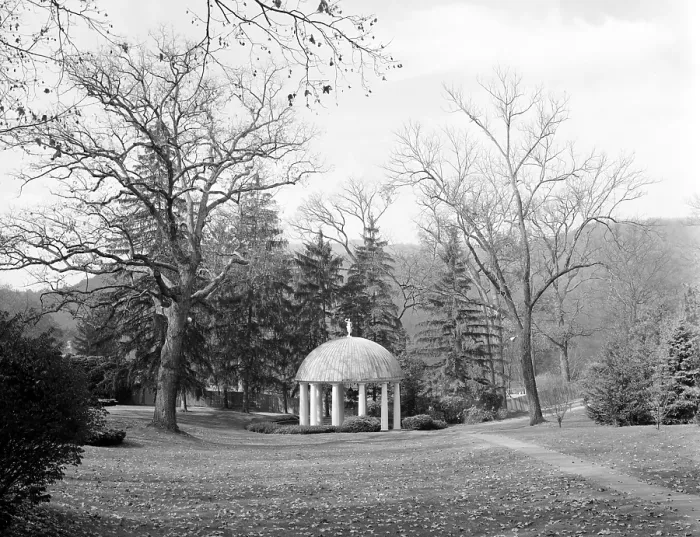 Framed Print : The Greenbrier, Spring House. White Sulphur Springs pavilion covers the complex's sulphur springs. West Virginia, 1830s, phot0 1983