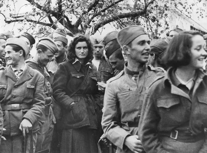 Framed Print : Group of Yugoslav partisans during World War 2 includes women fighters. Ca. 1944. (BSLOC_2015_13_35)