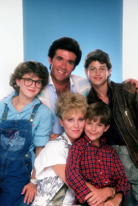 Framed Print : GROWING PAINS, from left: Tracey Gold, Joanna Kerns, Alan Thicke (back), Jeremy Miller, Kirk Cameron (1985), 1985-1992 Framed Print : GROWING PAINS, from left: Tracey Gold, Joanna Kerns, Alan Thicke (back), Jeremy Miller, Kirk Cameron (1985), 1985-1992