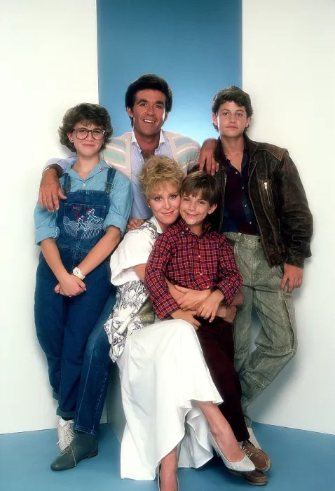 Framed Print : GROWING PAINS, from left: Tracey Gold, Joanna Kerns, Alan Thicke (back), Jeremy Miller, Kirk Cameron (1985), 1985-1992