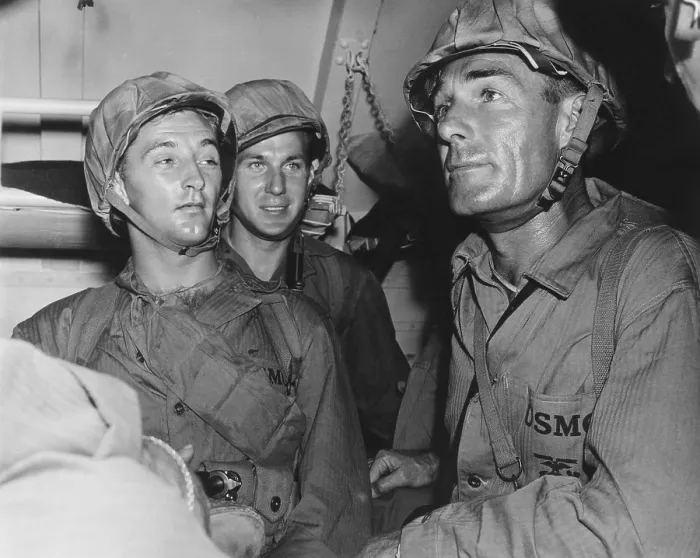 Framed Print : GUNG HO!, front from left: Robert Mitchum, Randolph Scott, 1943