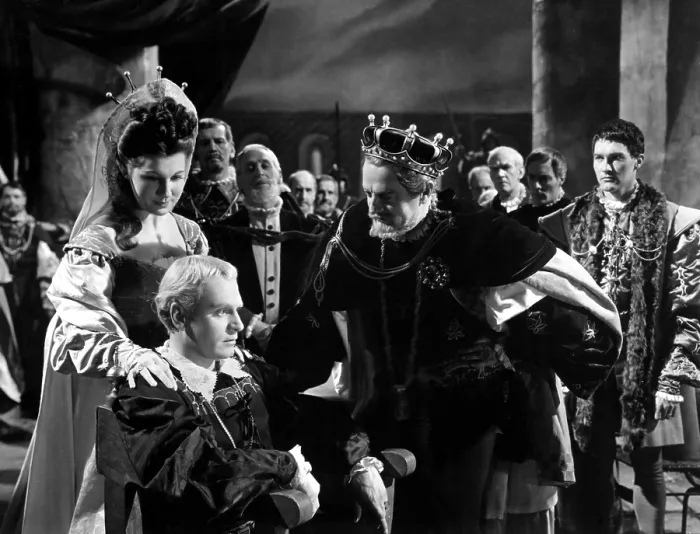 Framed Print : HAMLET, Eileen Herlie, Laurence Olivier, Basil Sydney, 1948