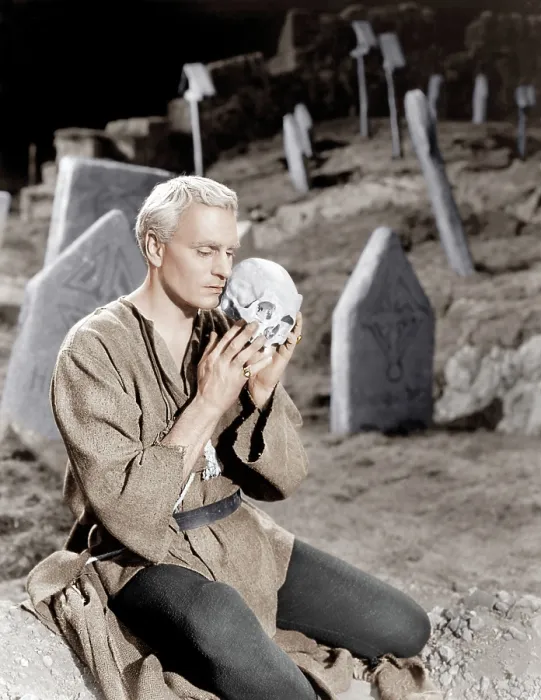 Framed Print : HAMLET, Laurence Olivier, 1948 Framed Print : HAMLET, Laurence Olivier, 1948