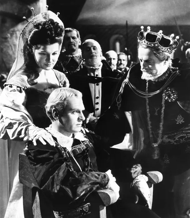 Framed Print : HAMLET, from left: Eileen Herlie, Laurence Olivier, Basil Sydney, 1948