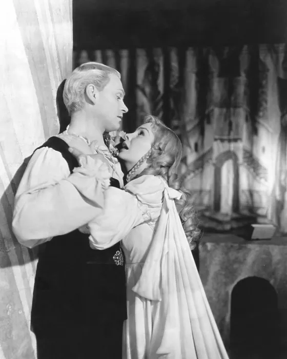 Framed Print : HAMLET, from left: Laurence Olivier, Jean Simmons, 1948