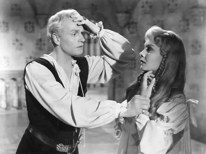 Framed Print : HAMLET, from left: Laurence Olivier, Jean Simmons, 1948