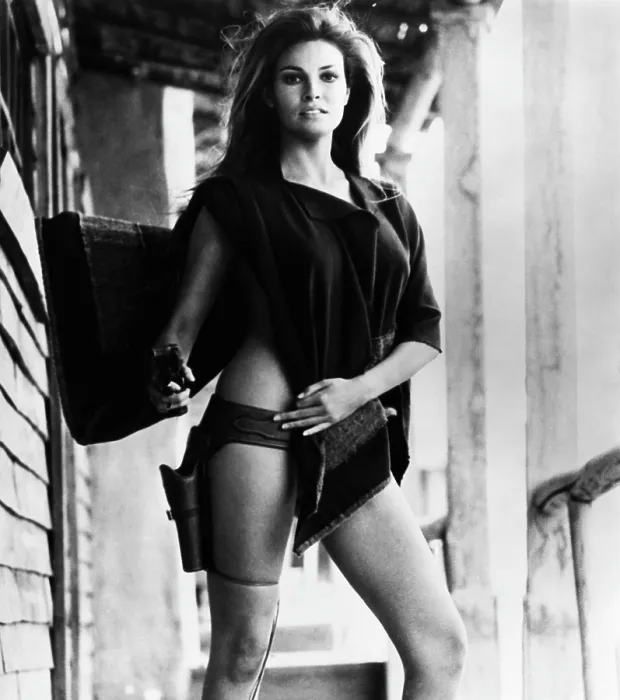 Framed Print : HANNIE CAULDER, Raquel Welch, 1971
