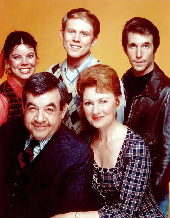 Framed Print : HAPPY DAYS, (Back L-R), Erin Moran, Ron Howard, Henry Winkler, (Front), Tom Bosley, Marion Ross, 1974-1984
