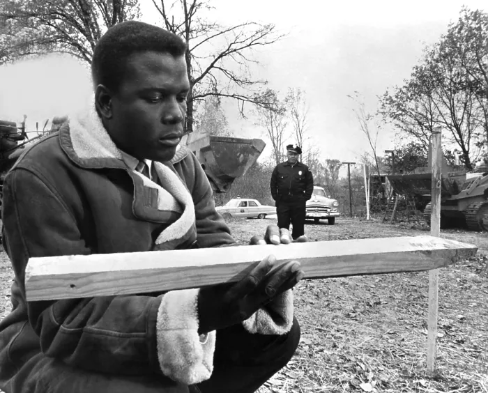 Framed Print : IN THE HEAT OF THE NIGHT, Sidney Poitier, Rod Steiger (background), 1967