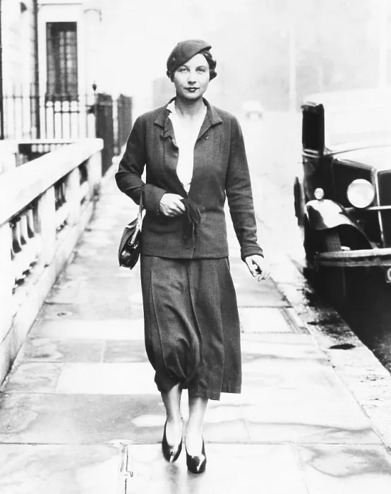 Framed Print : Helen Wills Moody in London to defend her title at the Wimbledon Tennis Championships. June 3, 1933. She is attired in a relaxed green outfit with a matching beret