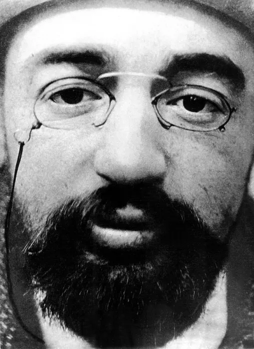 Framed Print : Henri Toulouse-Lautrec in a portrait made at the height of the artist's fame in the closing years of the 19th Century, CSU Archives