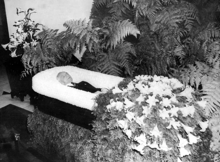 Framed Print : Henry Ford lies in state in Detroit, 4 / 9 / 47. Courtesy: CSU Archives  /  Everett Collection