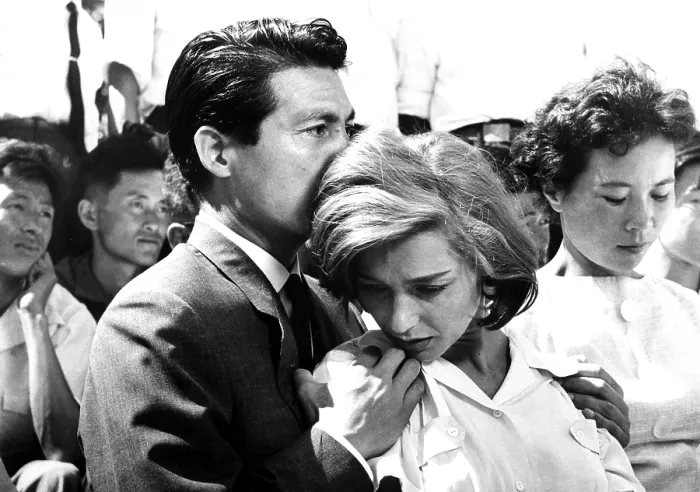 Framed Print : HIROSHIMA MON AMOUR, Eiji Okada, Emmanuelle Riva, 1959