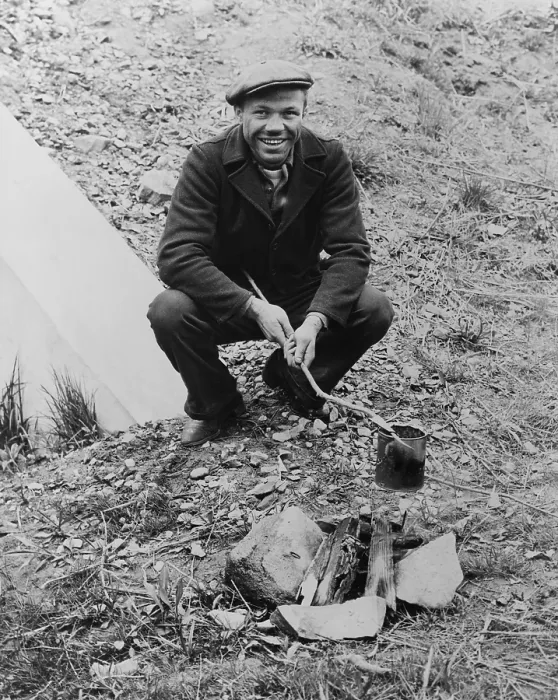 Framed Print : Hobo, Lou Ambers, cooking over a campfire with a tin can on a stick, during the Great Depression. 1935