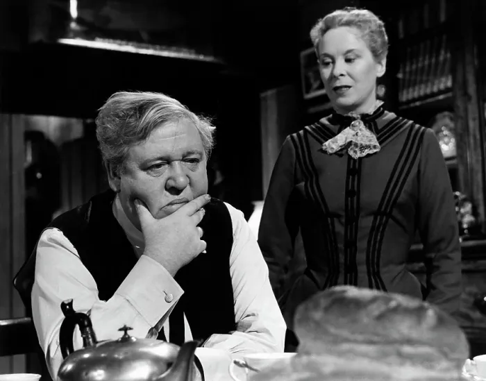 Framed Print : HOBSON'S CHOICE, Brenda de Banzie, Charles Laughton, 1954