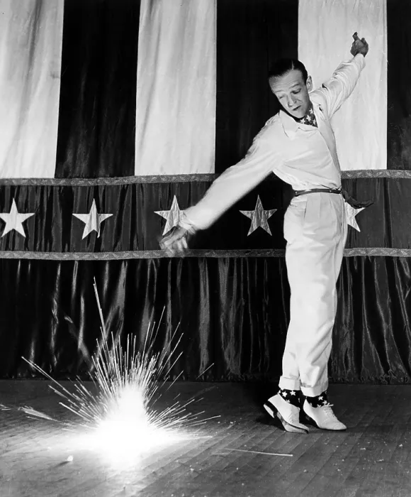 Framed Print : HOLIDAY INN, Fred Astaire, 1942, dancing