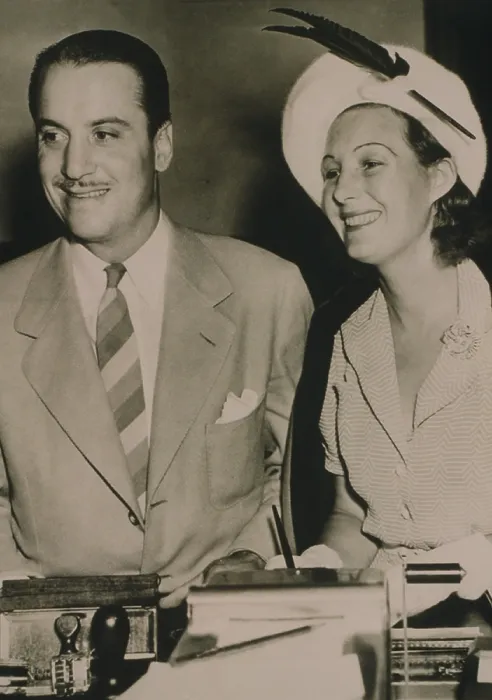 Framed Print : Hollywood producer, Mike Frankovich (1910-1992) and bride to be, English actress Binnie Barnes (1903-1996) in 1940. Bothhad long film careers extending into the 1960s