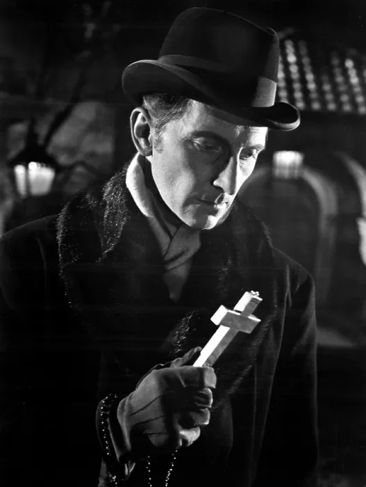 Framed Print : HORROR OF DRACULA, Peter Cushing, 1958 Framed Print : HORROR OF DRACULA, Peter Cushing, 1958