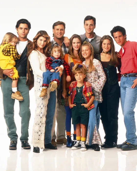Framed Print : FULL HOUSE, from left: Dylan Tuomy-Wilhoit, John Stamos, Lori Loughlin, Blake Tuomy-Wilhoit, Dave Coulier, Andrea Barber, Mary-Kate Olsen, Jodie Sweetin, Bob Saget